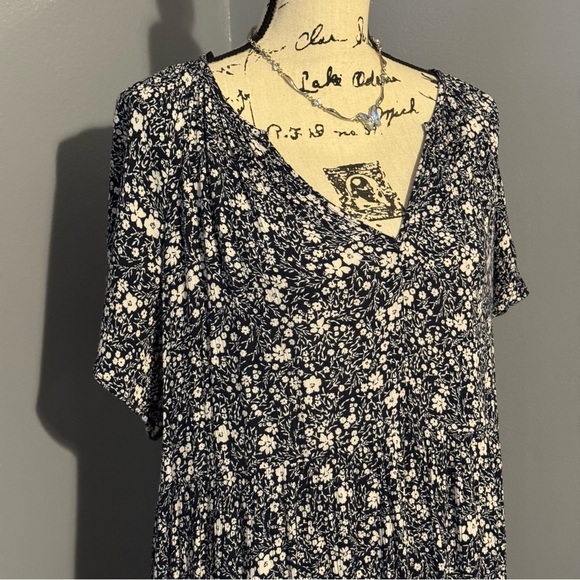 Knox Rose Floral V-Neck Dress - Picture 3 of 8